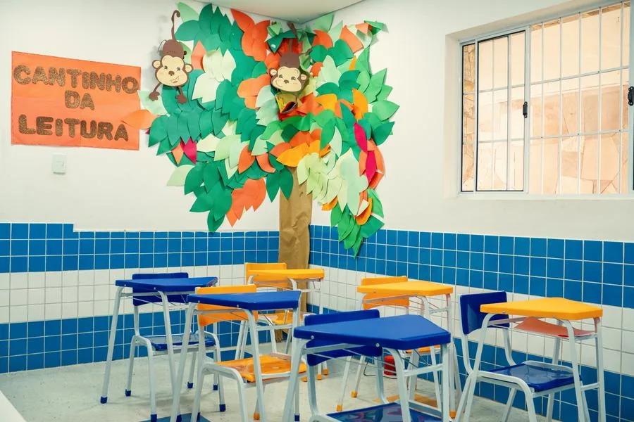 Cantinho da Leitura. Árvore de papel e cadeiras para a hora da história