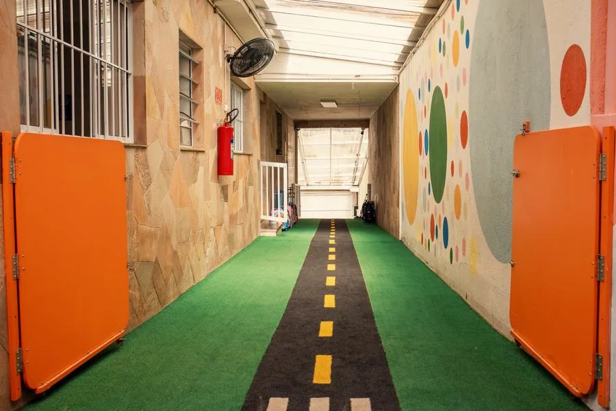 Circulação interna. Piso emborrachado do início ao fim