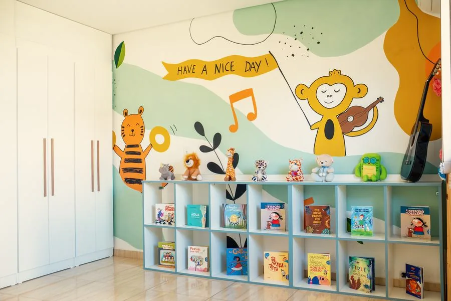Leitura e música. Estante de livros e instrumentos na parede