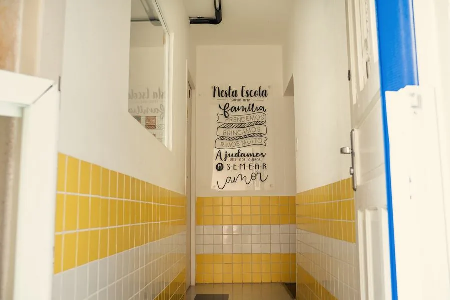 Nossa filosofia na parede. Frase pintada na parede da escada