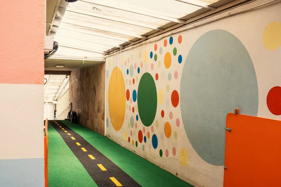 Mural das bolinhas. Mural de bolinhas no corredor principal