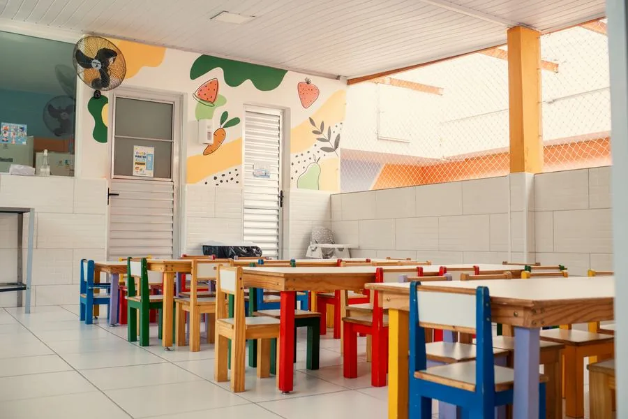 Refeitório. Mesas coletivas para comer junto