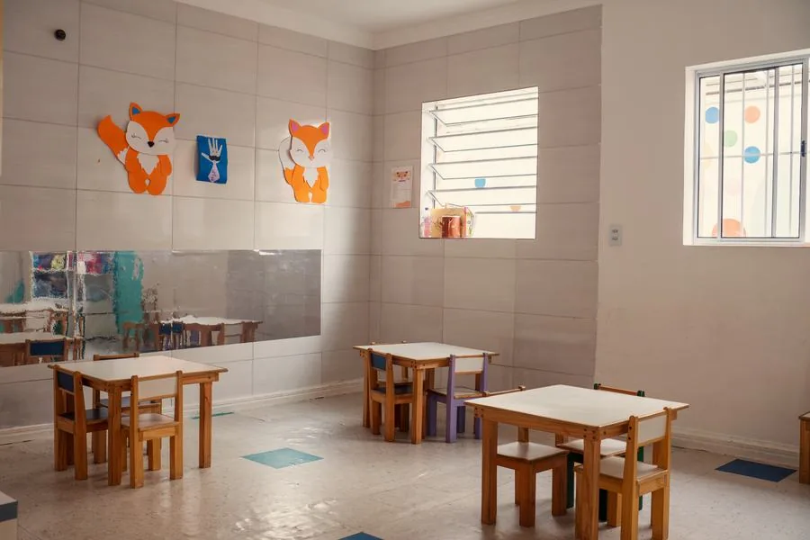 Sala do Mini-Maternal. Mesas baixas e espelho para explorar