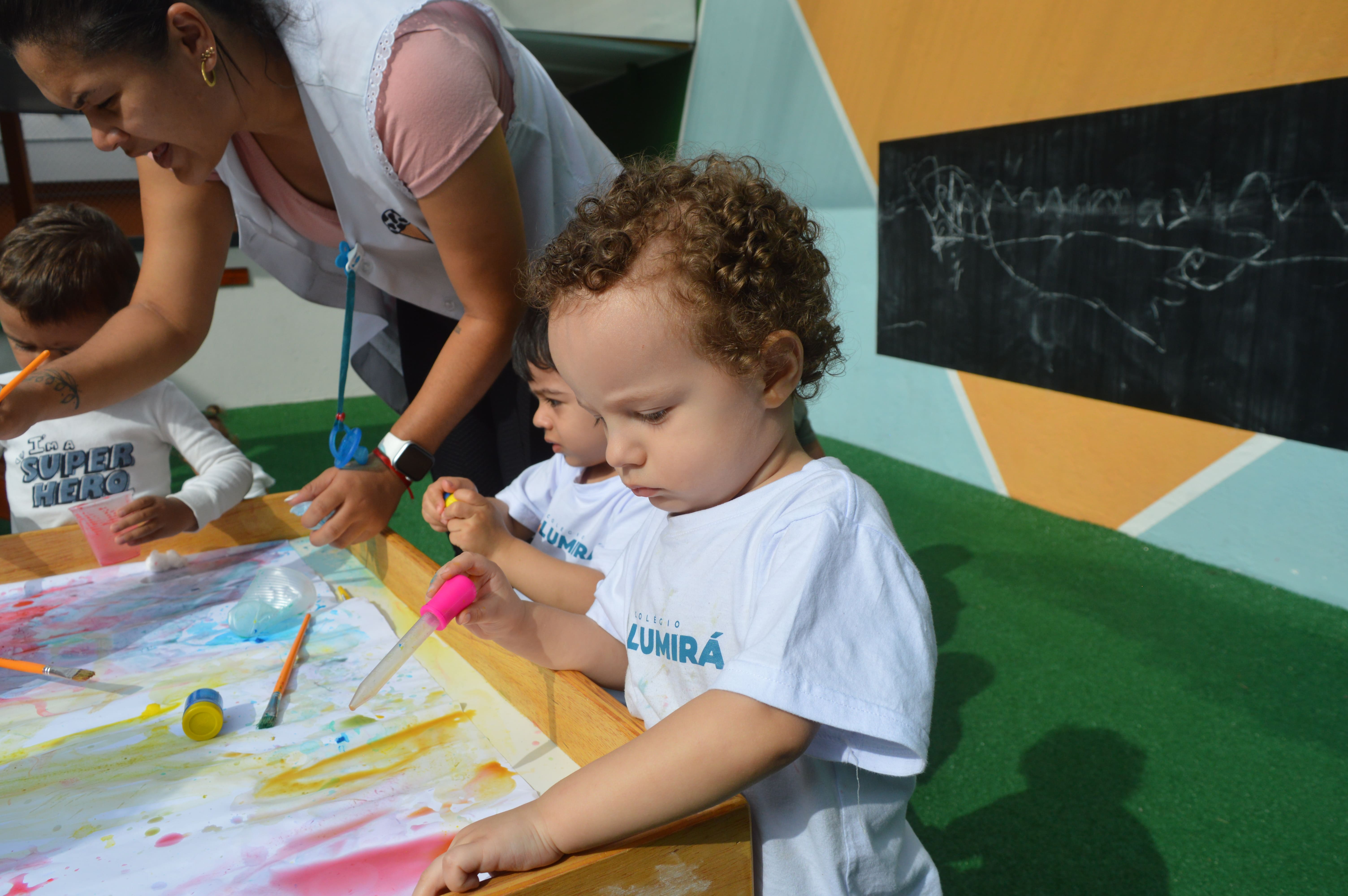 Criança feliz no Colégio Lumirá