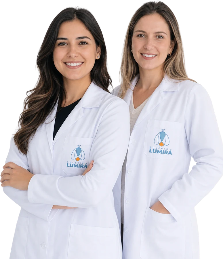 Duas professoras do Colégio Lumirá sorrindo, de jaleco branco com o logo da escola